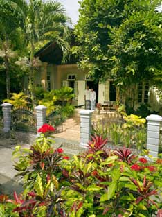 The Mutiara Guest House, entrance